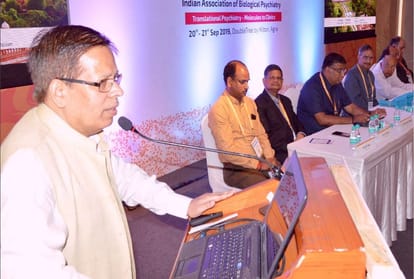 UP Agra Hindi News: internet addiction increasing anger among peoples in agra