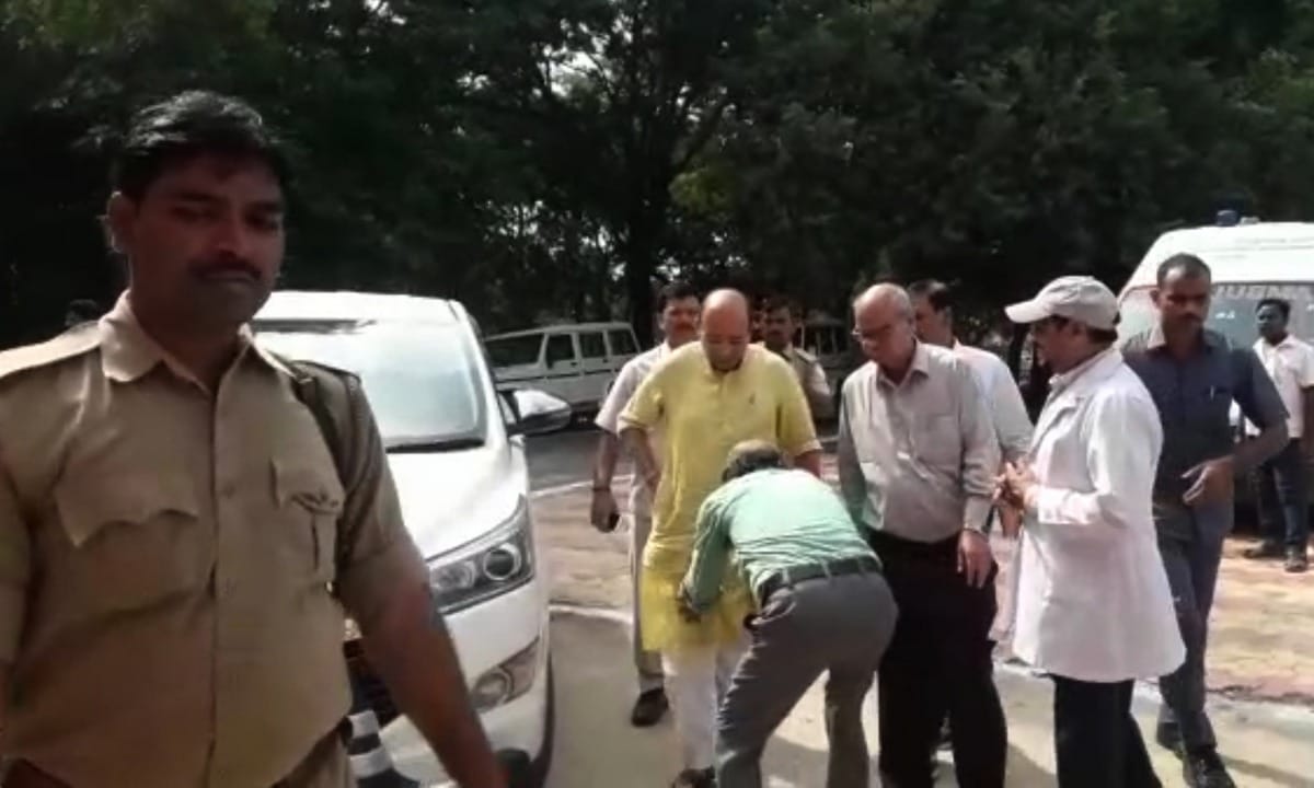 drunken ward boy touched Health minister Jai Pratap Singh feet in hospital in Chandauli