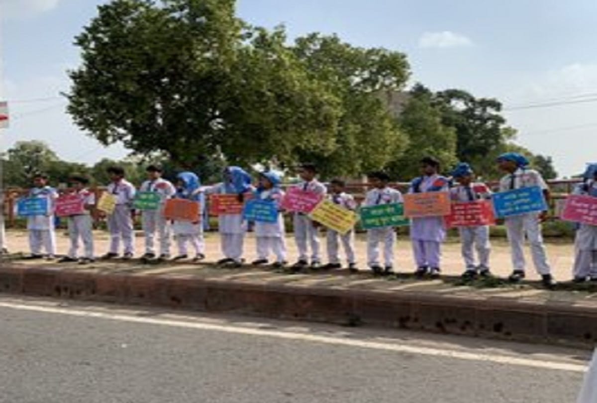 Children made 3.5 km long human chain at India Gate