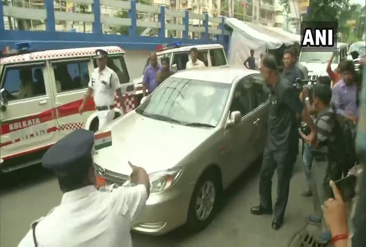 West Bengal Governor Jagdeep Dhankar meets Jadavpur University VC at hospital