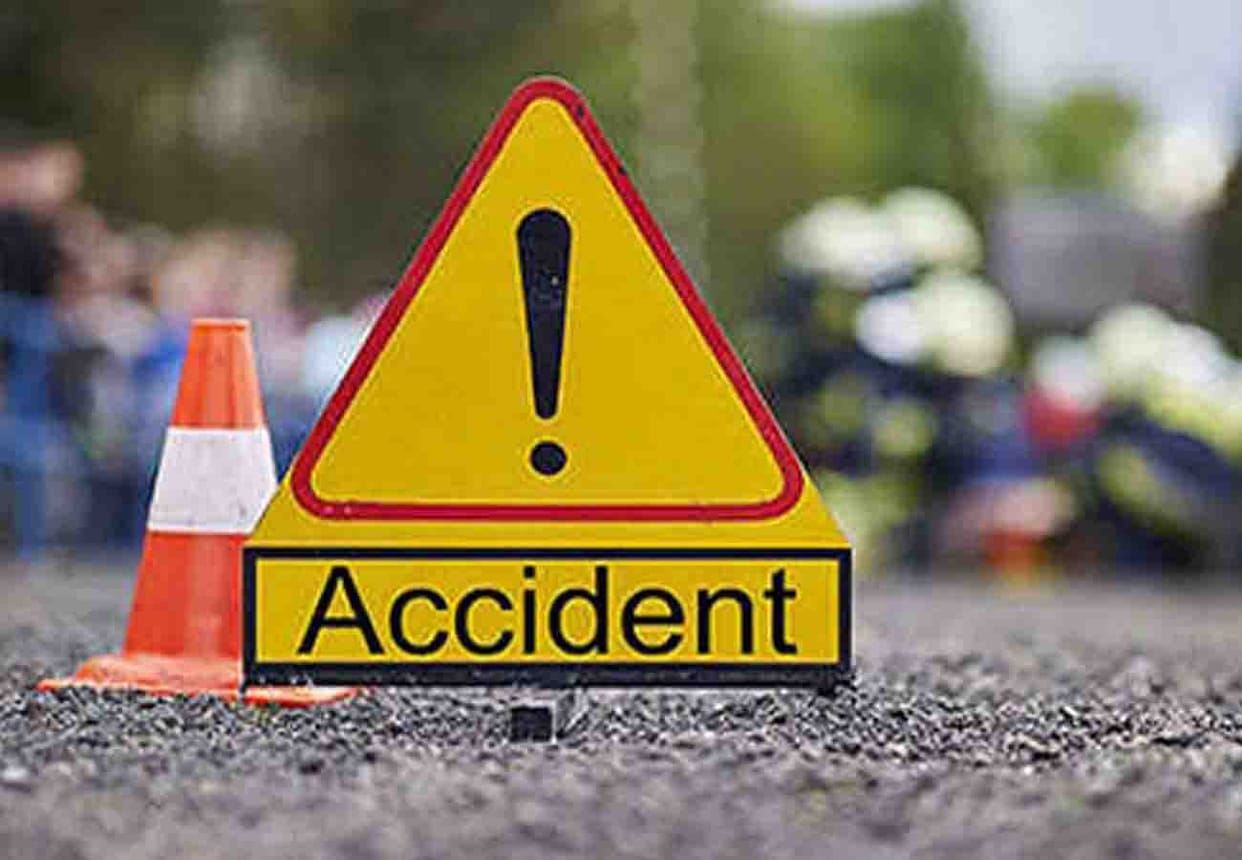 UP News in Hindi: Road accident on Jhansi-Kanpur highway, one dead and three injured