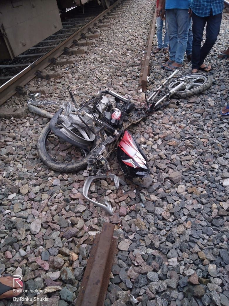young man ran away leaving the bike on the crossing