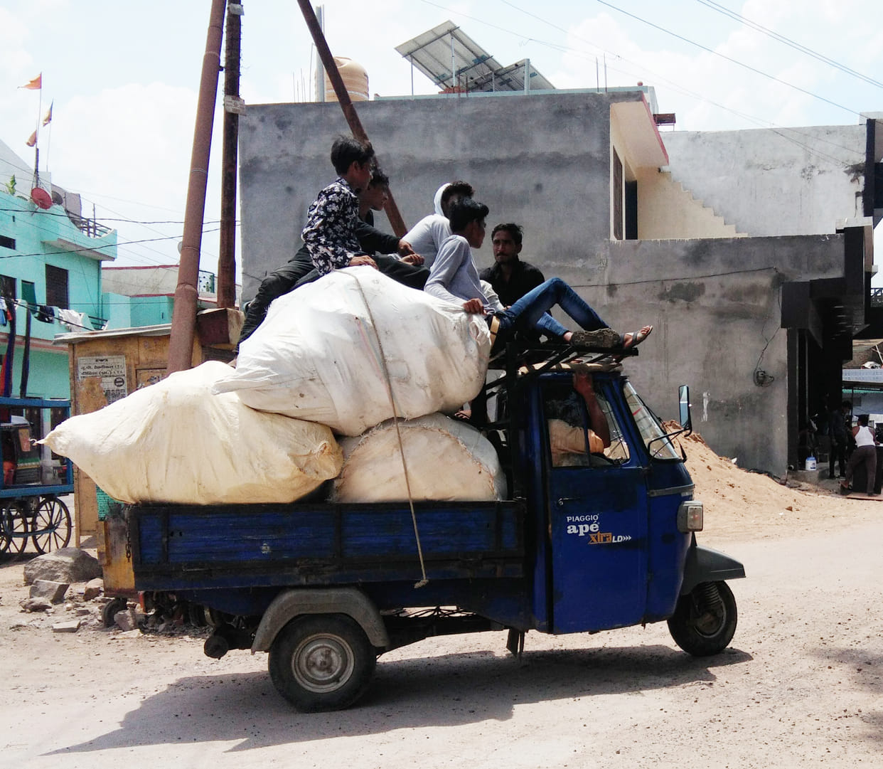 taxi chalak start travel in dangerous condition
