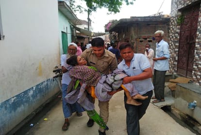 UP News in Hindi: three people dies in blast in cracker factory etah