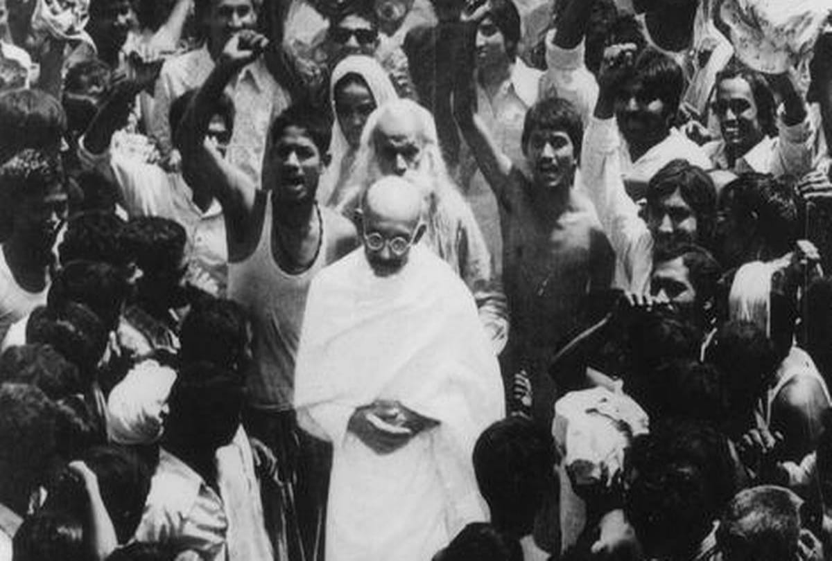 गांधी का मनुष्य को उपभोग के नियमन और इच्छाओं के नियंत्रण का संदेश आज मानवता की रक्षा के लिए पर्यावरणवाद का महत्वपूर्ण सिद्धांत बनकर उभर रहा हैं।