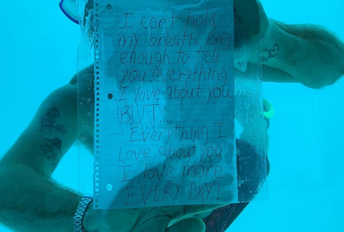 Man held his breath long enough to propose to his girlfriend underwater but he dead