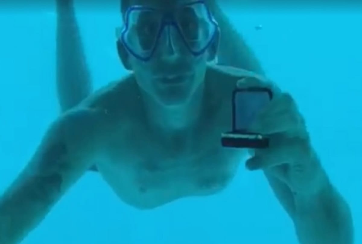 Man held his breath long enough to propose to his girlfriend underwater but he dead