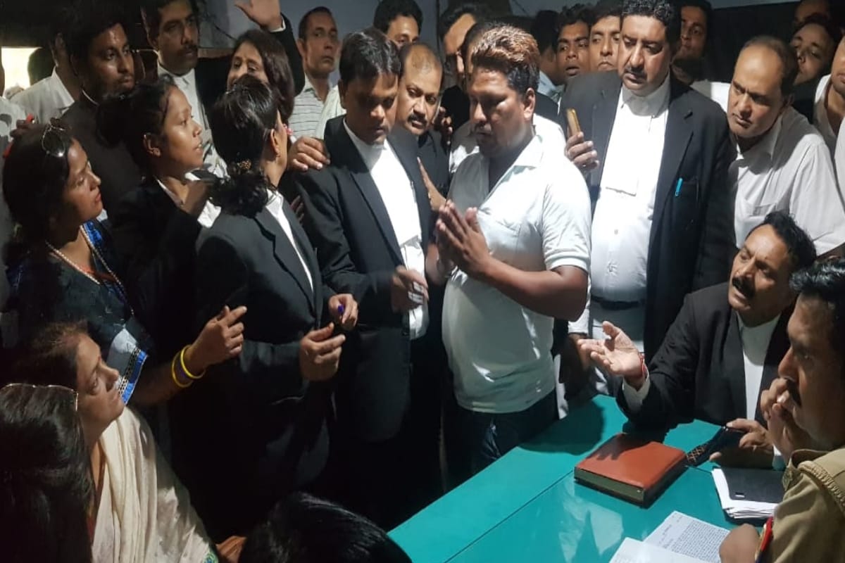 UP Hindi News: Bjp Vice President of Mahila Morcha slapt by a man in a meeting in Meerut