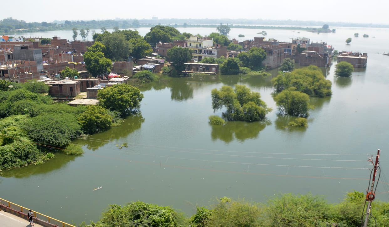 Prayagraj: Ganga-Yamuna's anger towards calm, cracks found in houses of flooded areas