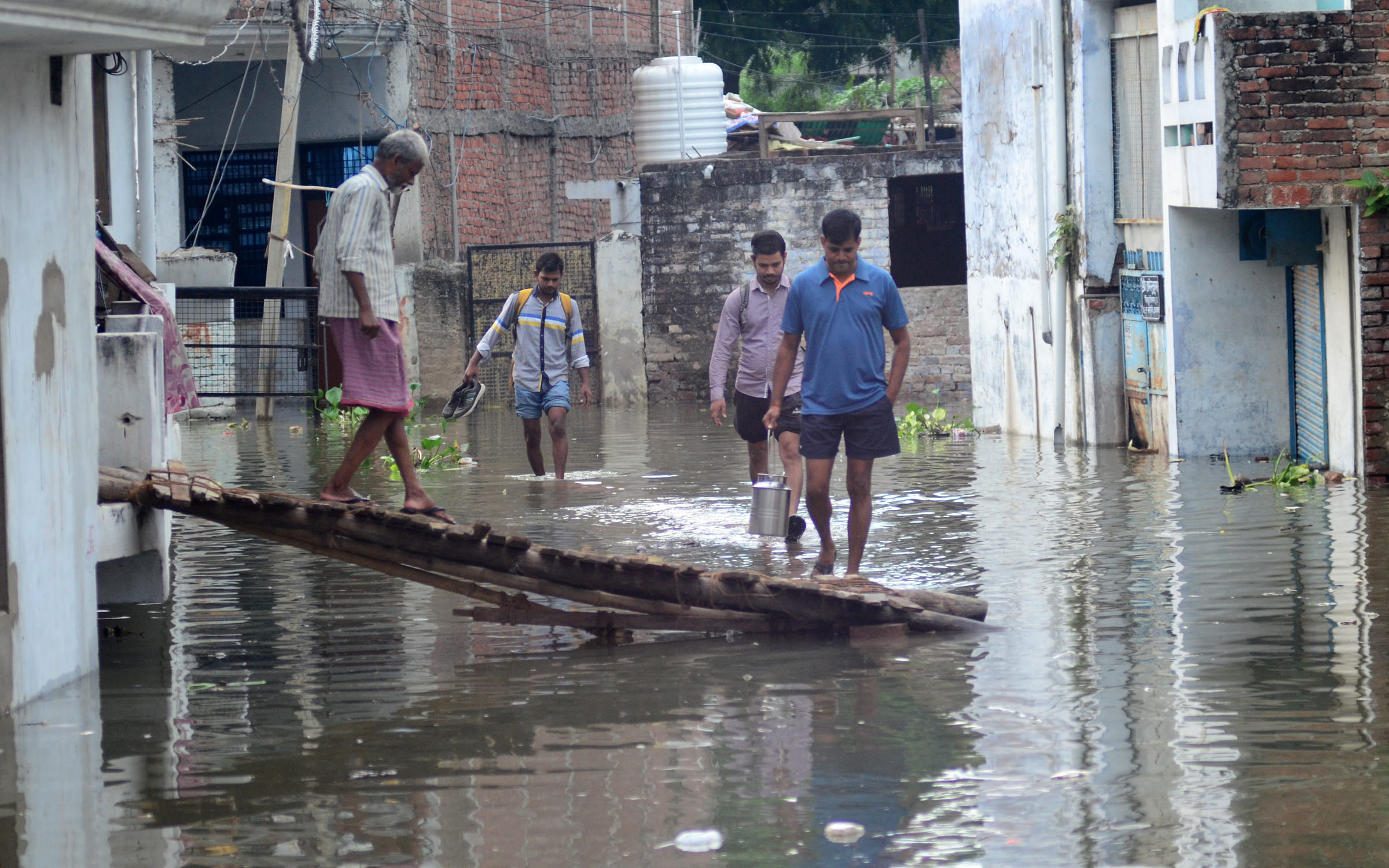 Prayagraj: Ganga-Yamuna's anger towards calm, cracks found in houses of flooded areas