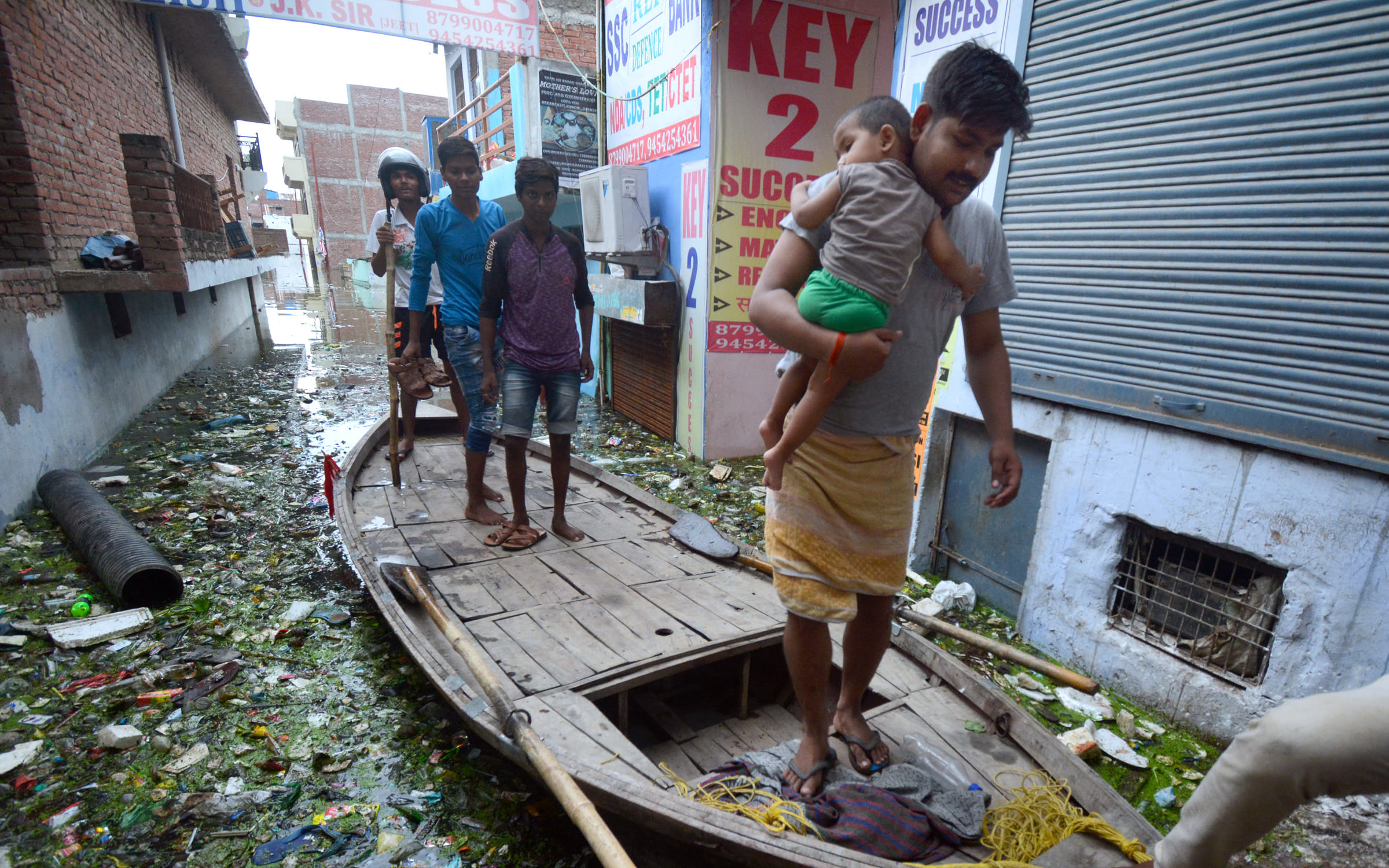 Prayagraj: Ganga-Yamuna's anger towards calm, cracks found in houses of flooded areas
