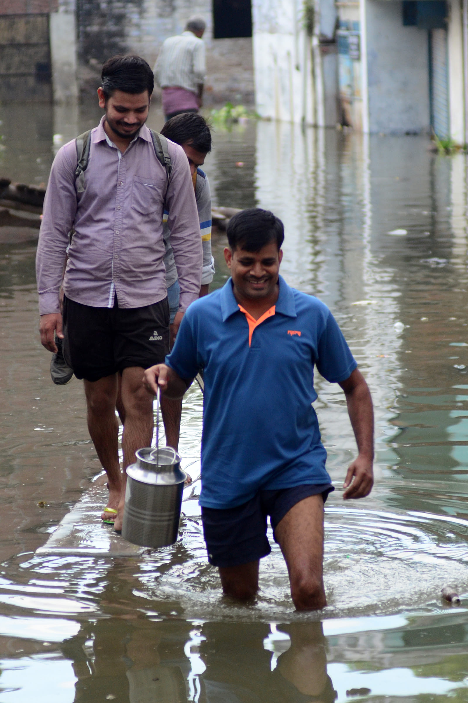 Prayagraj: Ganga-Yamuna's anger towards calm, cracks found in houses of flooded areas