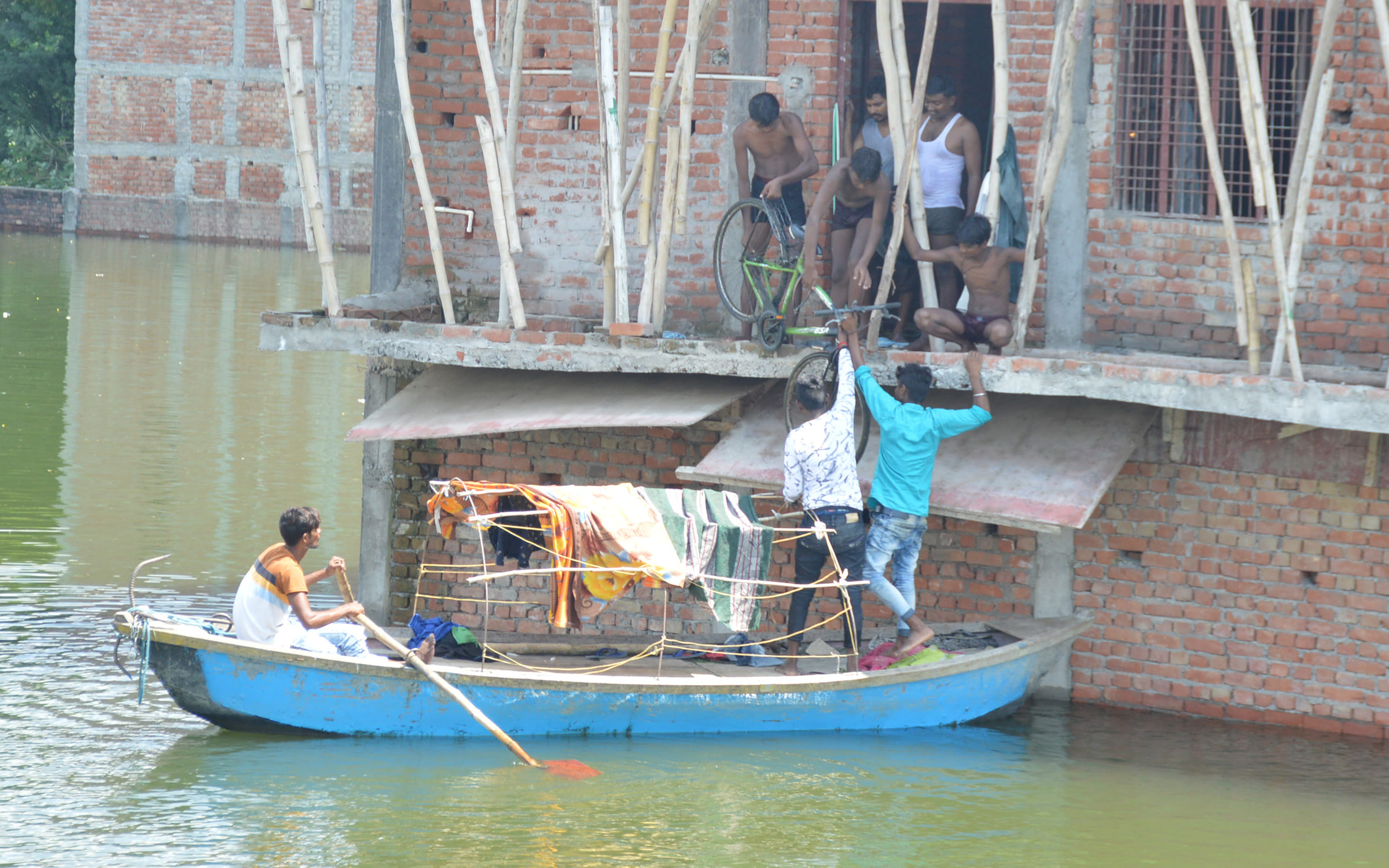 Prayagraj: Ganga-Yamuna's anger towards calm, cracks found in houses of flooded areas