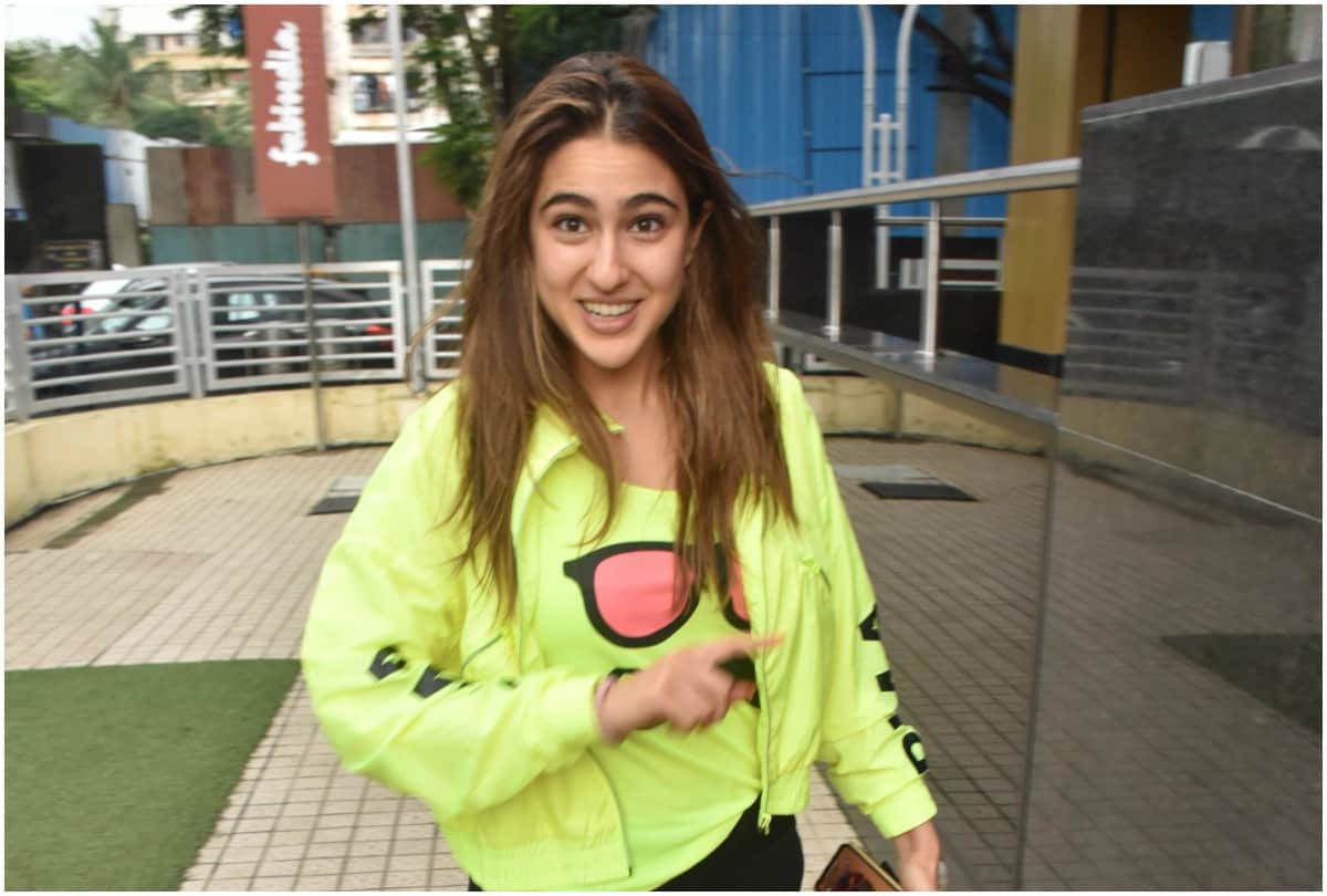 sara ali khan share video with mom amrita singh in a restaurant