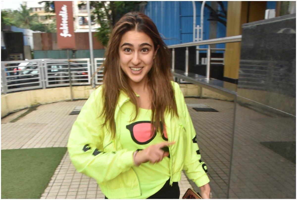 sara ali khan hide face in metro newyork