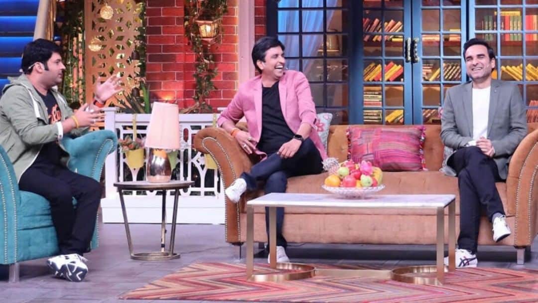 Kumar Vishwas make fun of Arvind Kejriwal and  Aam Aadmi Party in The Kapil Sharma Show