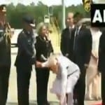 गिरे हुए फूल को उठाते पीएम मोदी