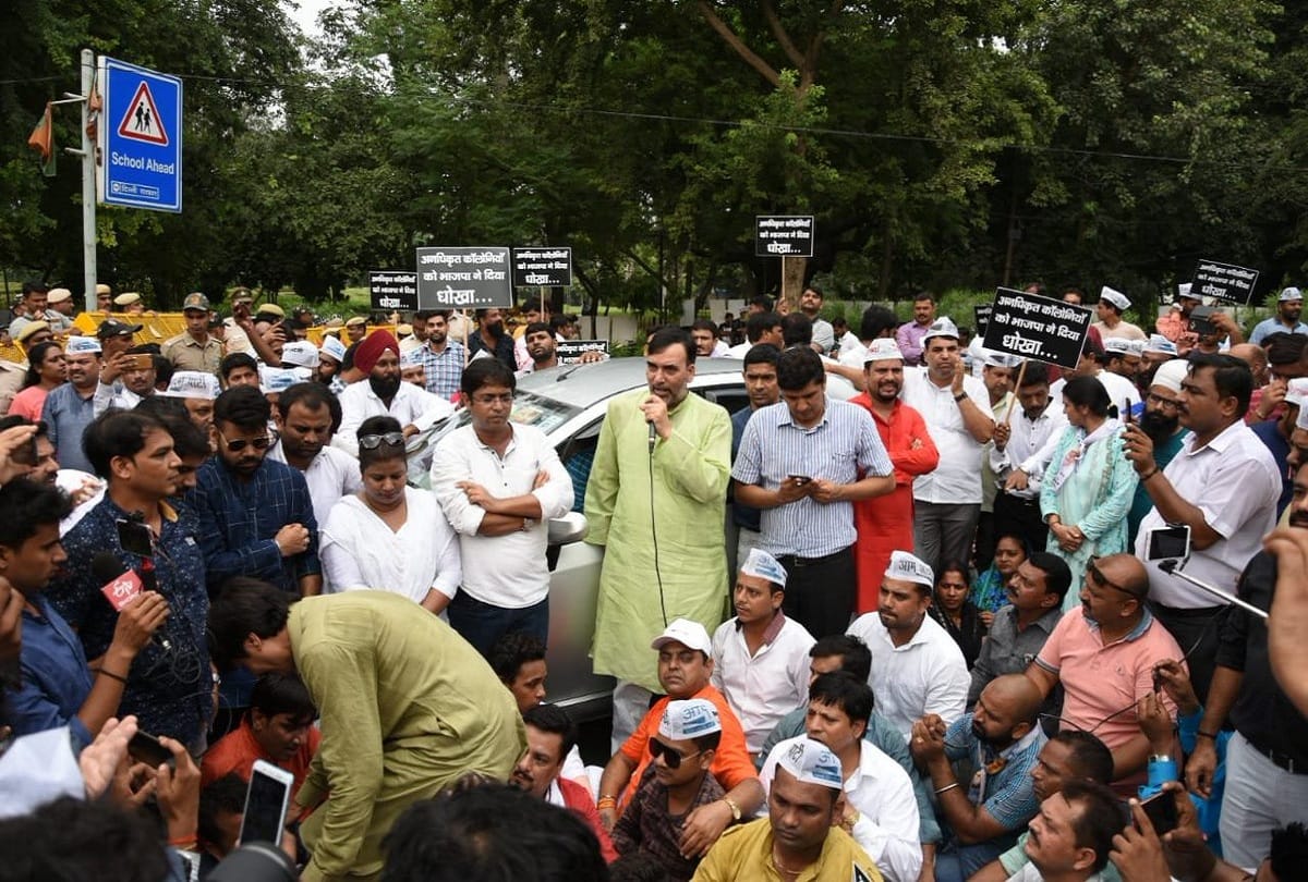 AAP workers protest against Delhi BJP for Unauthorized colonies
