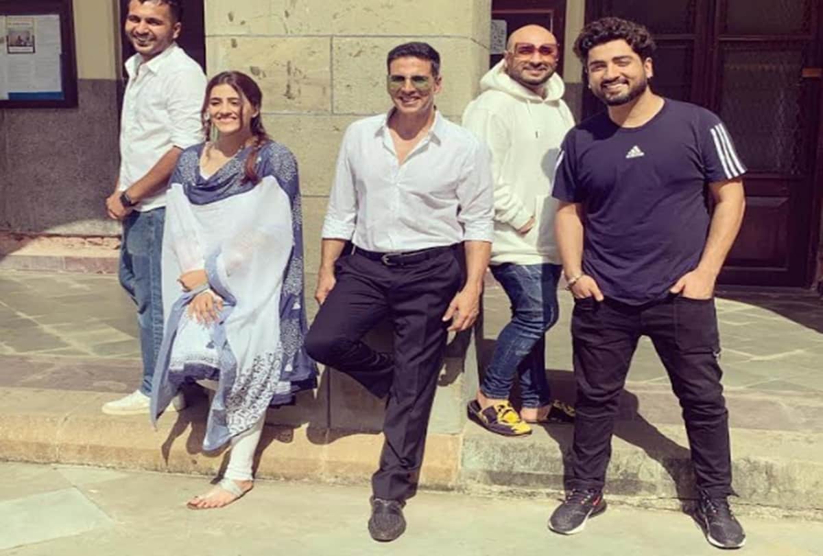 Akshay Kumar shoots B Praak music video with Nupur Sanon