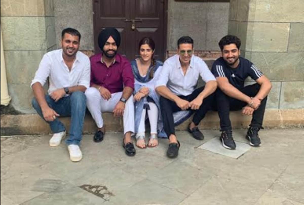 Akshay Kumar shoots B Praak music video with Nupur Sanon