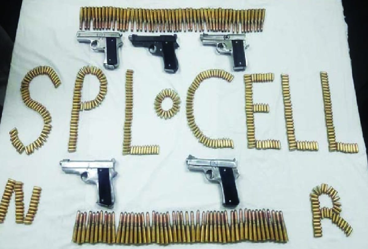 Weapon smuggler arrested five pistol five hundred bullets recovered