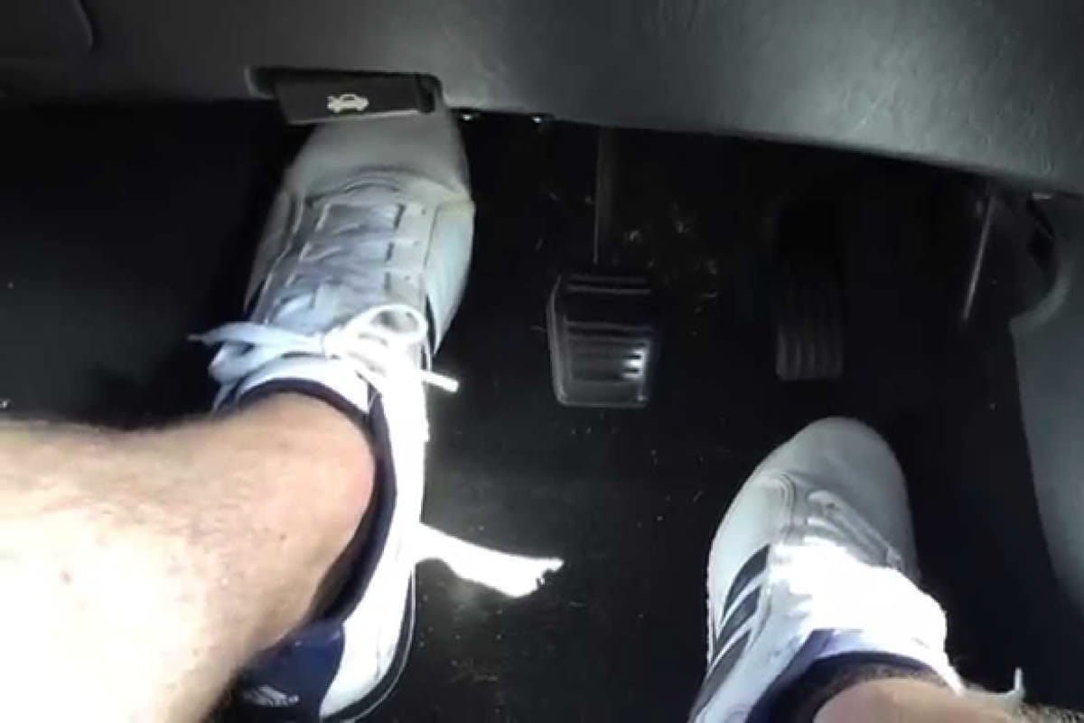 water logging on the road in the rain, know four tips to drive the car, gear speed clutch centre road