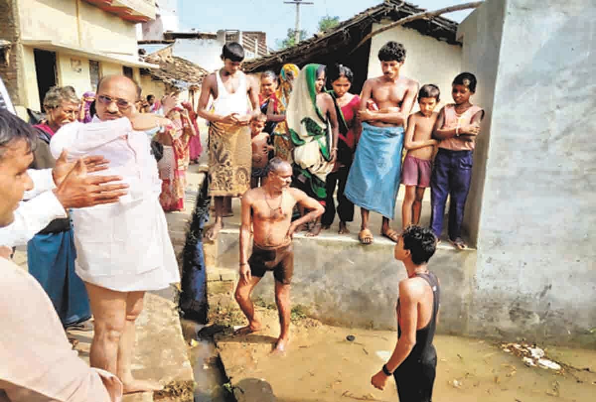 boat overturned in kaushmabi