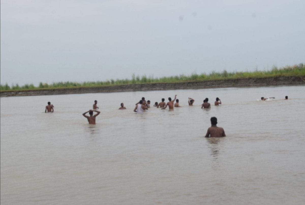 brave young man drowns in ganga river for save life of girls
