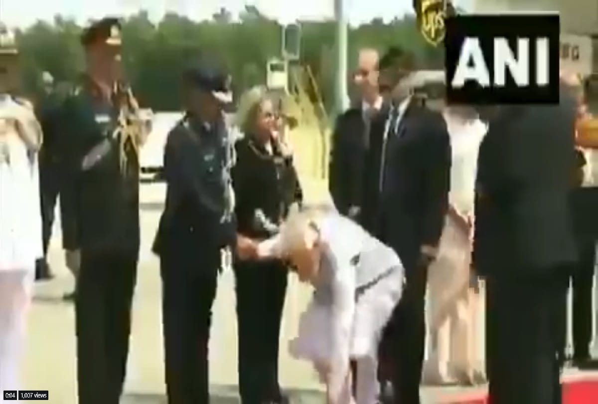 Modi presented an example of cleanliness surprised himself by picking up the fallen flowers himself