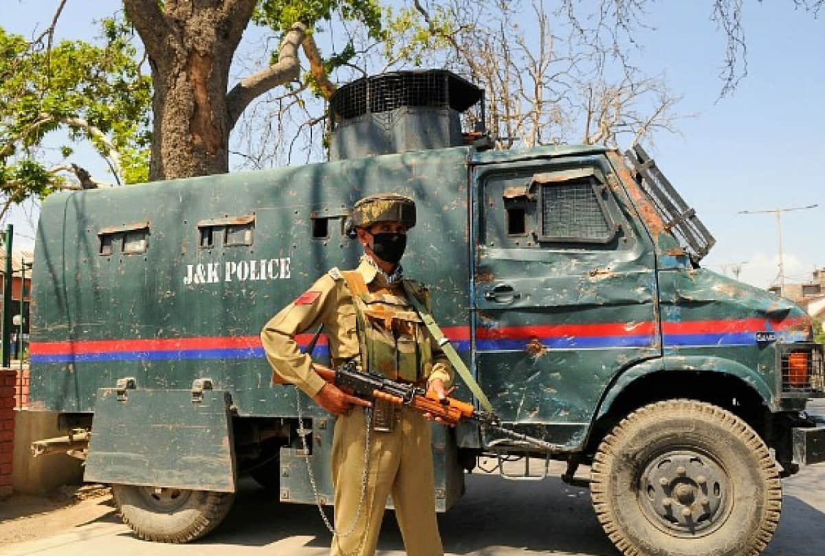 Lashkar e Mustafa terrorist Hidayatullah Malik alias Attacker Baba wife arrested in jammu kashmir