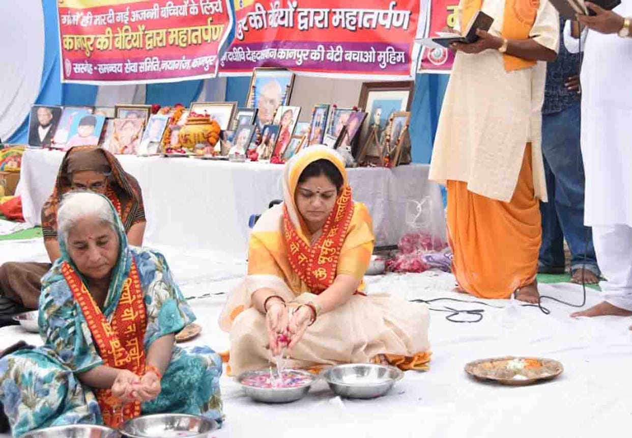 Granddaughter Nandita of former prime minister atal bihari vajpayee performed the tarpan