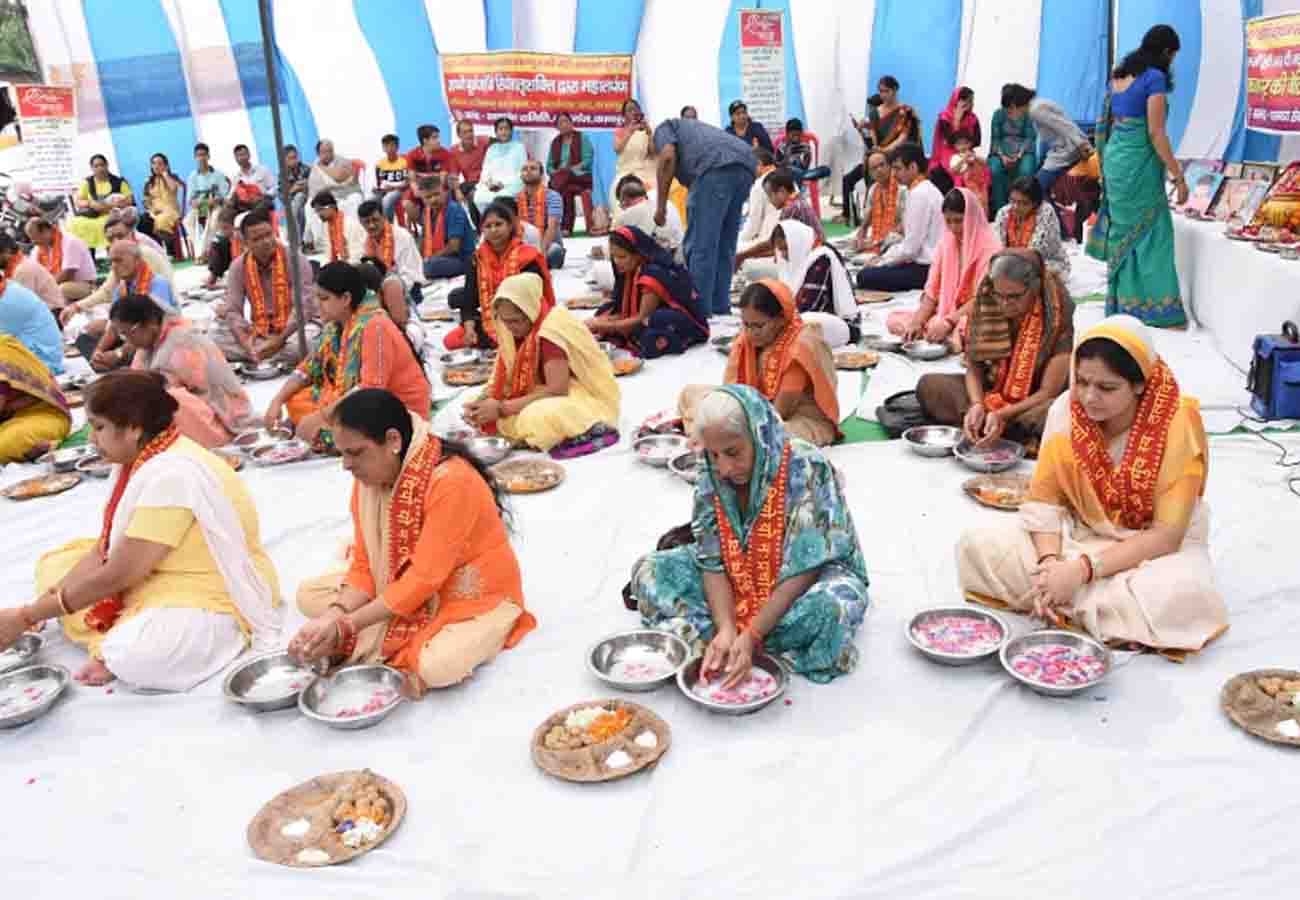 Granddaughter Nandita of former prime minister atal bihari vajpayee performed the tarpan