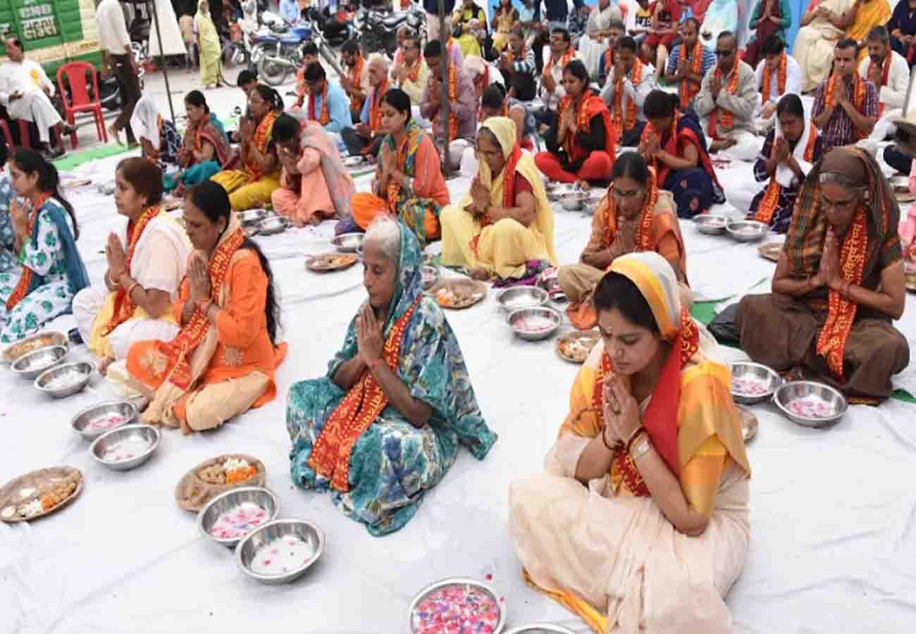 Granddaughter Nandita of former prime minister atal bihari vajpayee performed the tarpan