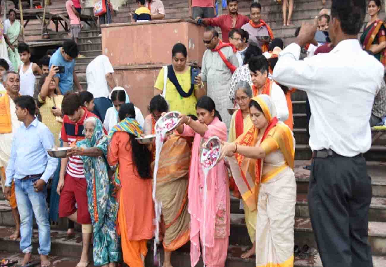 Granddaughter Nandita of former prime minister atal bihari vajpayee performed the tarpan