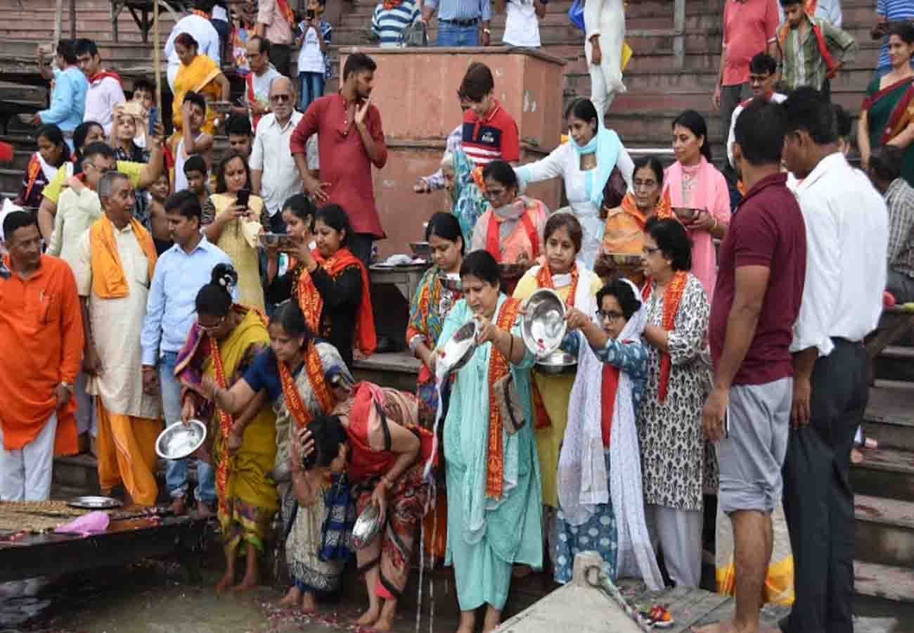 Granddaughter Nandita of former prime minister atal bihari vajpayee performed the tarpan