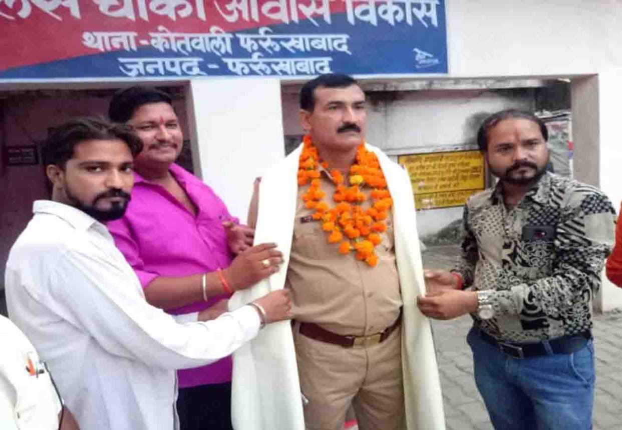 Inspector performed the last rites of a man in Farrukhabad