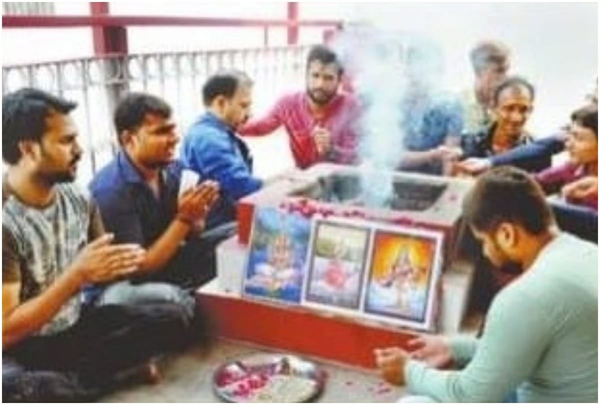 People pray to stop water of Ganga and Yamuna in Prayagraj
