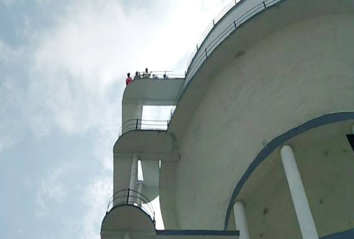 sri ram colony people climb on water tank demands development