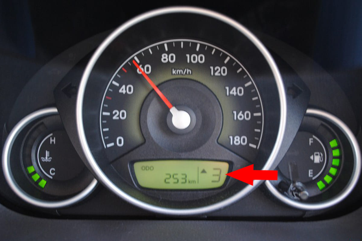 Five Biggest mistakes people make while driving a manual gearbox car