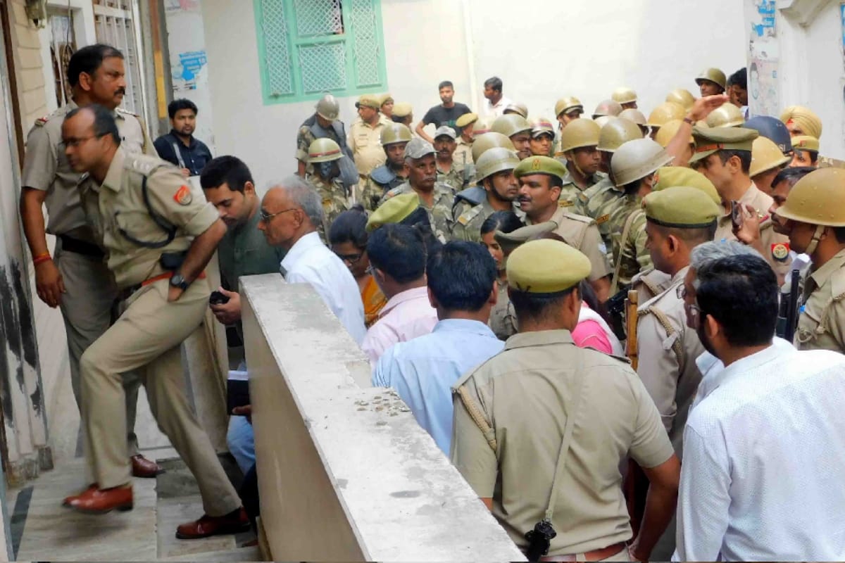 police search the crime record of SP MLA Nahid hasan in police stations kairana