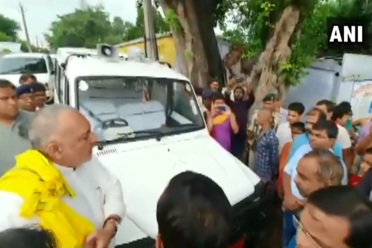 Bihar : Union Minister Giriraj Singh scolded SDO while visiting flood affected areas, watch video
