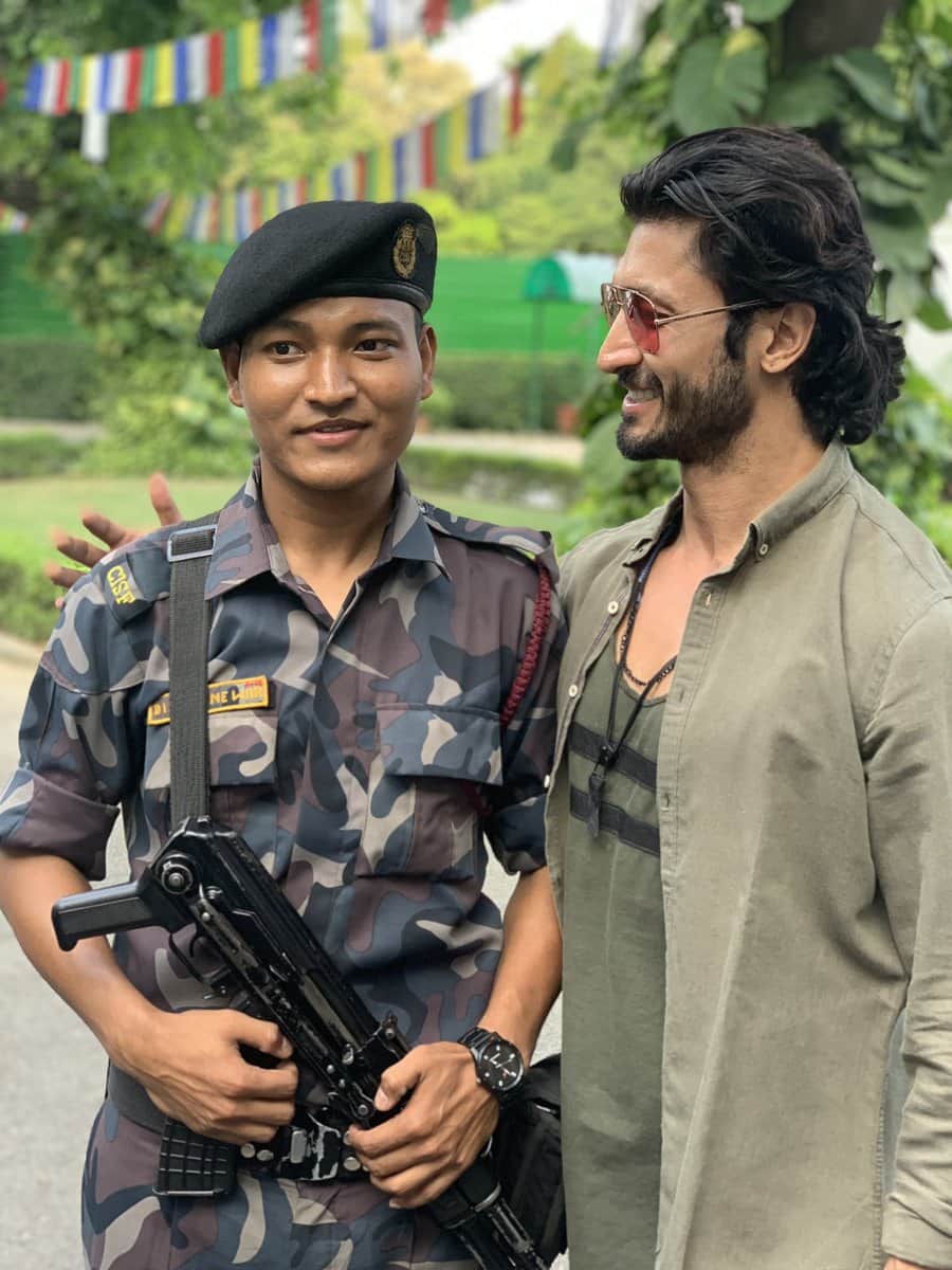 Vidyut Jamwal shared photos with CISF shoulder on social media
