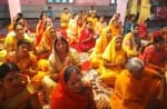 गोंडा के इमलिया गुरदयाल बहराइच रोड पर गायत्री ज्ञान मंदिर में भजन करती महिलाएं।