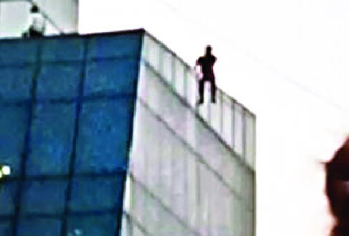 Suicide threat fter reaching 8th floor of the hotel