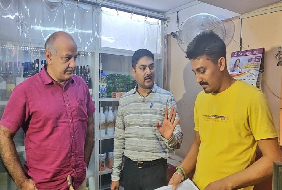 Manish Sisodia raids liquor shops in delhi