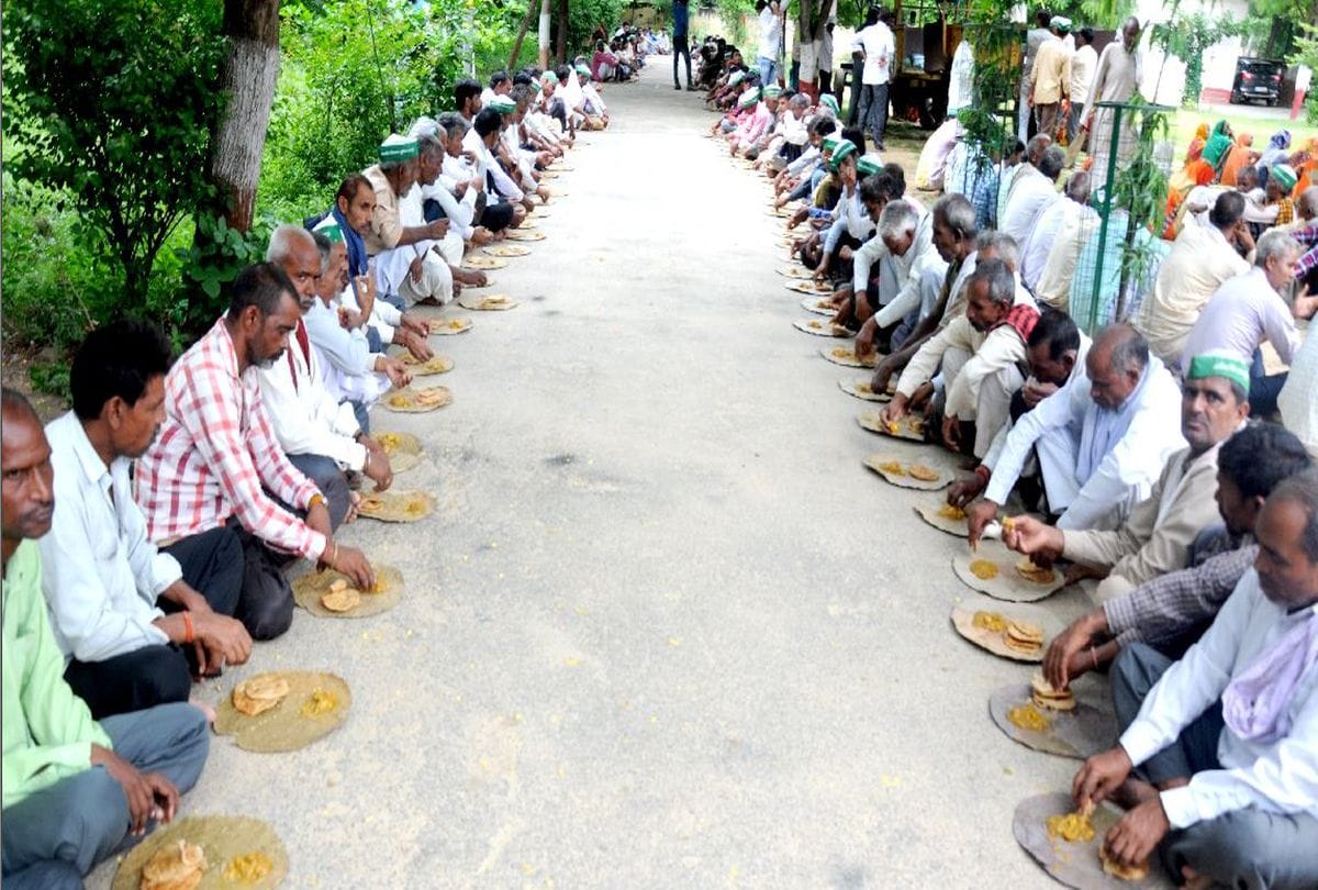 farmers protest for compensation in agra