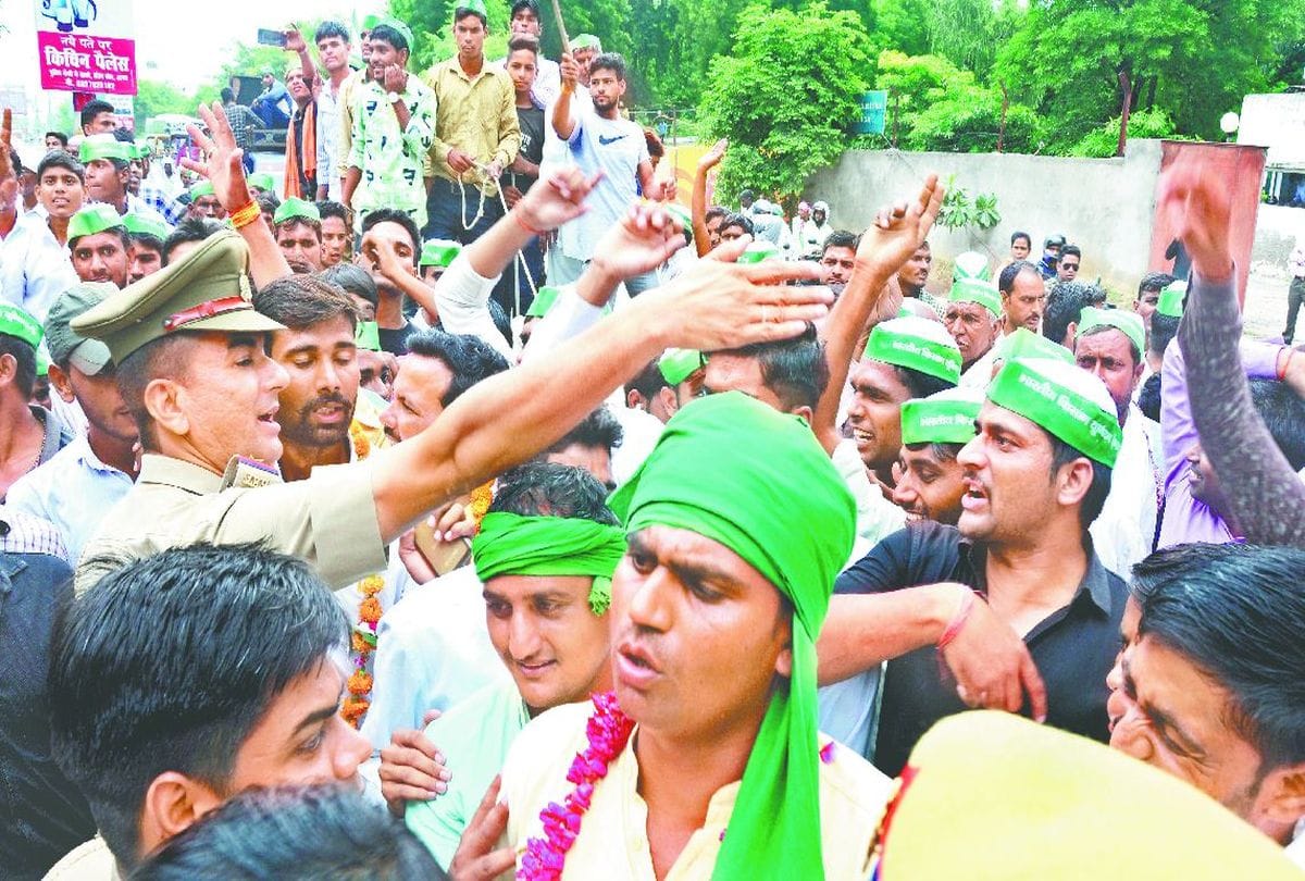 farmers protest for compensation in agra