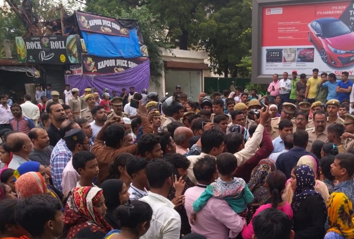 man died and his wife and son injured in an accident in lucknow