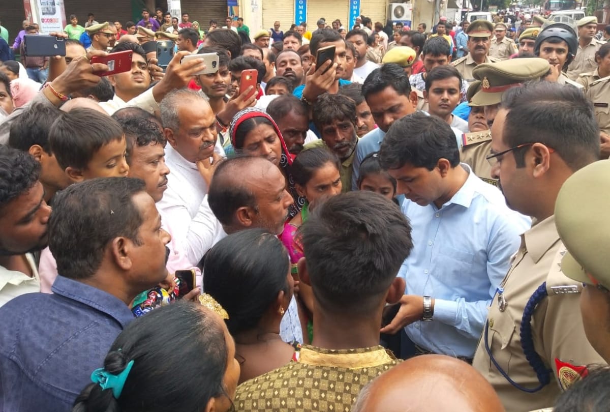 man died and his wife and son injured in an accident in lucknow