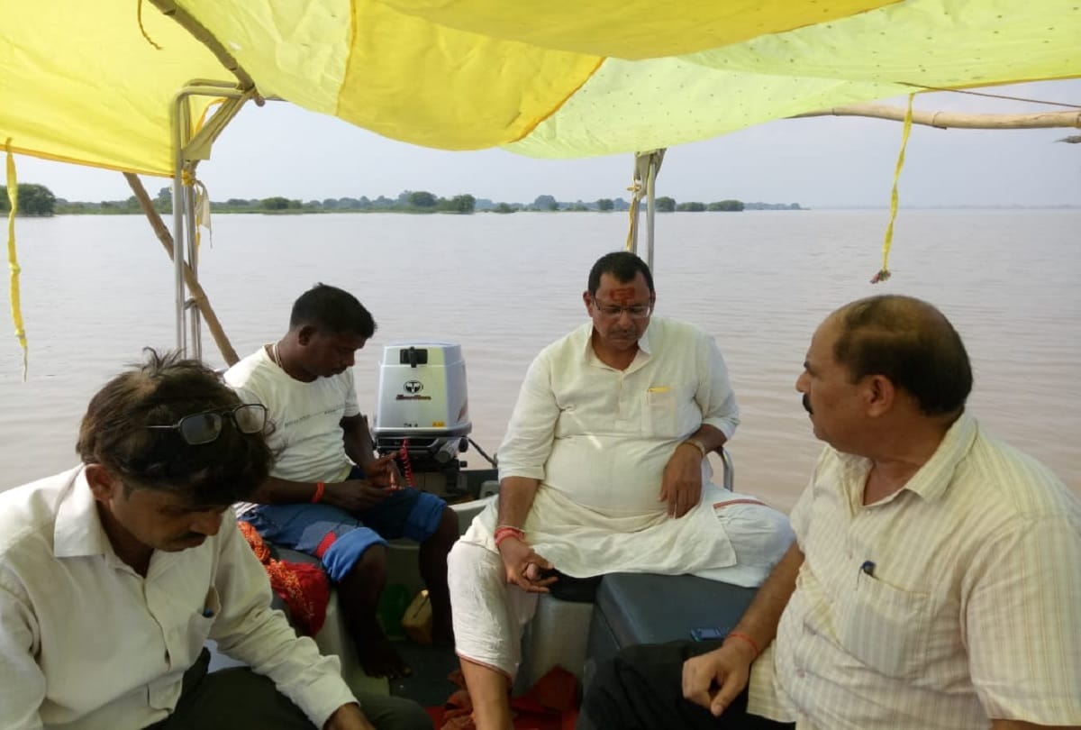 BJP MLA Ratnakar Mishra steamer oil end While visiting flood affected areas in mirzapur